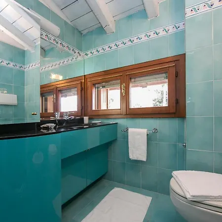 Villa Sleeps 7 Pool Air Con