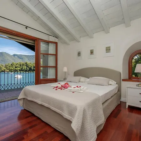 Sleeps 7 Pool Air Con