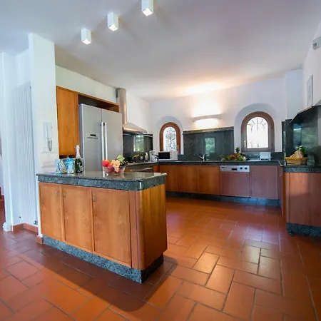 Villa Sleeps 7 Pool Air Con *